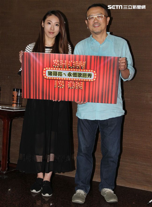 豬哥亮大兒子謝順福、女兒謝金晶宣布「豬哥亮ㄟ永恆歌廳秀｣的細節。（記者邱榮吉/攝影）