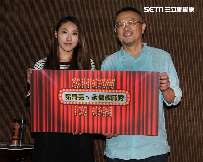豬哥亮大兒子謝順福、女兒謝金晶宣布「豬哥亮ㄟ永恆歌廳秀｣的細節。（記者邱榮吉/攝影）
