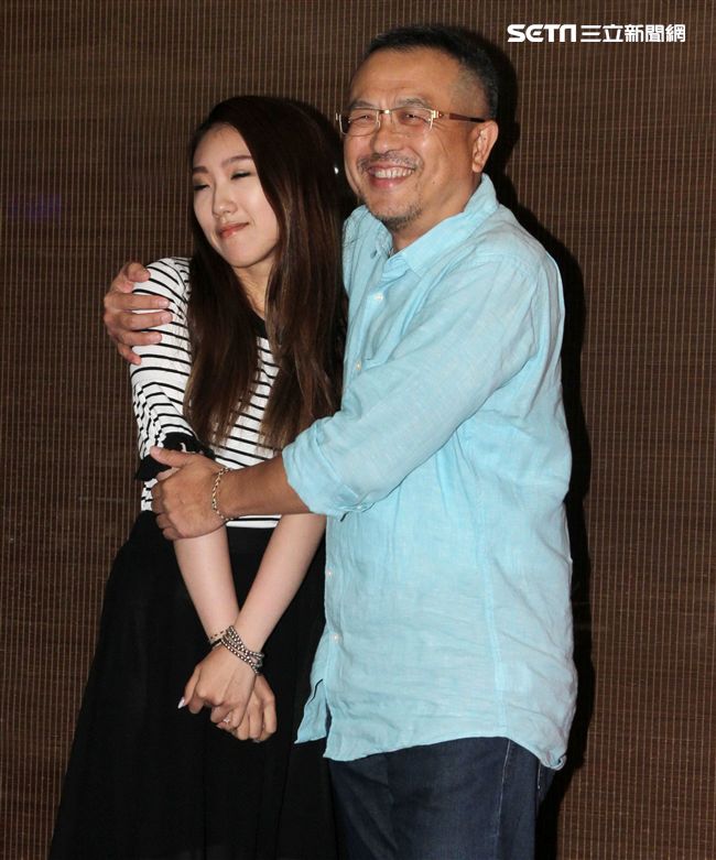 豬哥亮大兒子謝順福、女兒謝金晶宣布「豬哥亮ㄟ永恆歌廳秀｣的細節。（記者邱榮吉/攝影）