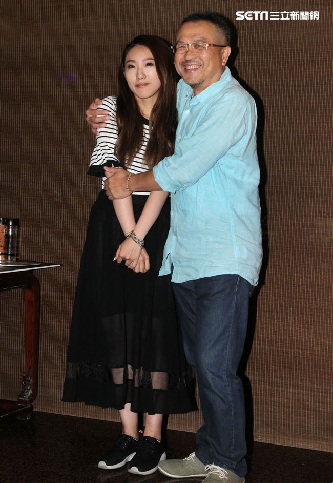 豬哥亮大兒子謝順福、女兒謝金晶宣布「豬哥亮ㄟ永恆歌廳秀｣的細節。（記者邱榮吉/攝影）