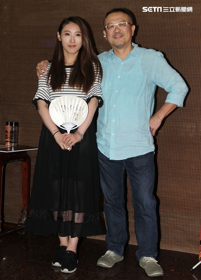 豬哥亮大兒子謝順福、女兒謝金晶宣布「豬哥亮ㄟ永恆歌廳秀｣的細節。（記者邱榮吉/攝影）