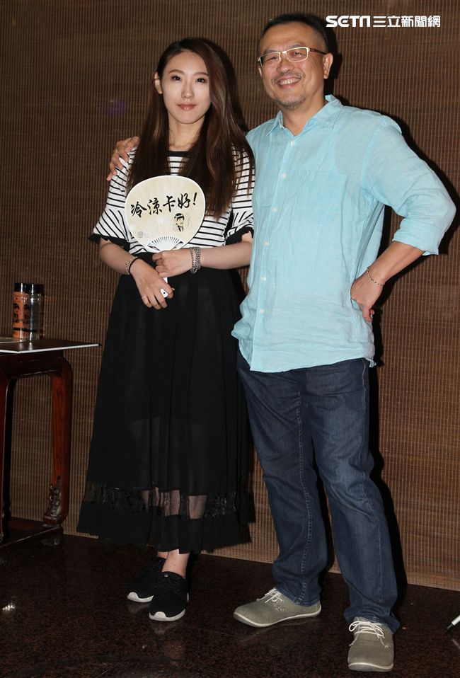 豬哥亮大兒子謝順福、女兒謝金晶宣布「豬哥亮ㄟ永恆歌廳秀｣的細節。（記者邱榮吉/攝影）