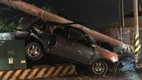 苗栗,休旅車,電線桿,變電箱,高壓電桿,車禍／翻攝畫面