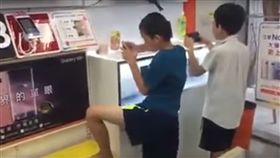 屁孩,校園,暑假,網開,展示機,受機,通訊行,冷氣,安親班　圖／爆廢公社　https://goo.gl/Zl3Kil