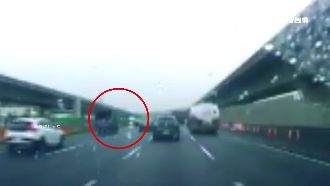疑超車未打方向燈　貨車駕駛遭拋出車