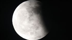 天文迷看過來！月偏食下周一午夜登場(圖/台北市立天文館)
