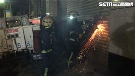 警消人員用電鋸破壞大門進入救災。（圖／翻攝畫面）
