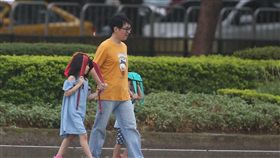 下雨、大雨、陰天、雨天、降雨、午後雷陣雨、雨衣、機車騎士、淋雨（圖／中央社）