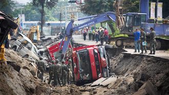高雄氣爆3年　紅燈照亮黑夜思念弟兄