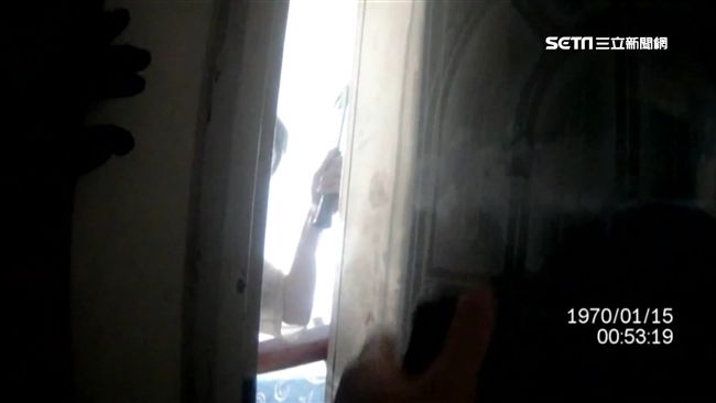 男反鎖屋內持榔頭威嚇　警踹破門制伏