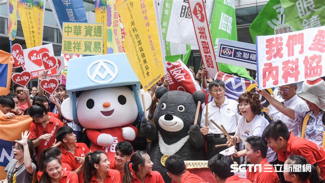 內科千人快閃相挺　柯文哲目瞪口呆