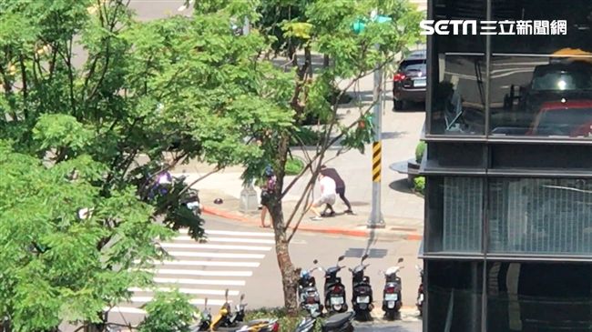 直擊！屁孩馬路當擂台　打完3回合