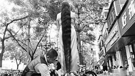 16:9
長髮公主4ni？陸女子留髮25年　留到比柯瑞還高
圖／翻攝自微博