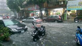 新北市永和1小時內降下85毫米雨量，導致低窪的國光街瞬間積水達成人小腿高度。（圖／翻攝自我是永和人）