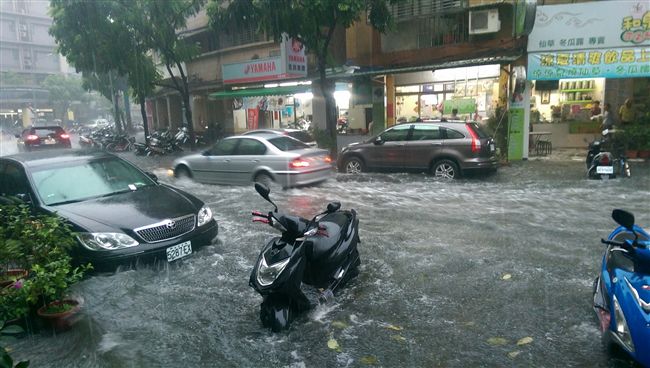 永和暴雨積水　人車難行米奇倉皇逃命