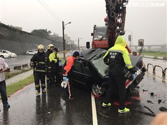 賓士天雨打滑衝撞吊車　女命危急救中