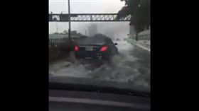 驚呆！暴雨襲台北　建國高架成滑水道（圖／翻攝自YouTube）