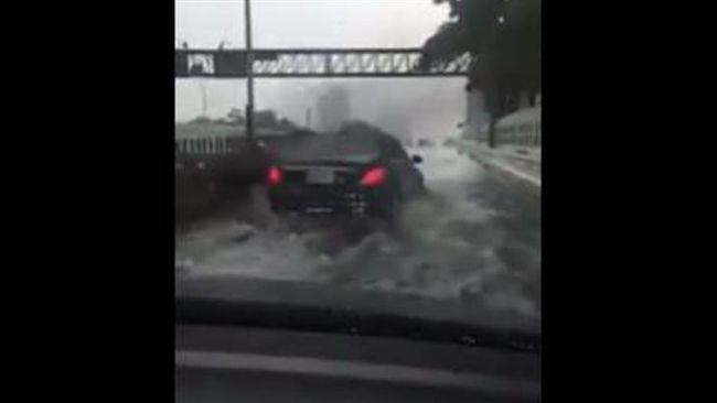 驚呆！暴雨襲台北　建國高架成滑水道