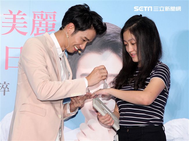 劉以豪霸氣展翅與粉絲浪漫互動。（記者邱榮吉/攝影）