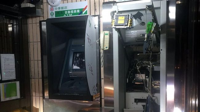 領不到錢記恨　男深夜砸毀郵局ATM