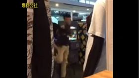 玩拳皇輸不起　恐怖情人打女友出氣（圖／翻攝自爆料公社 YouTube）