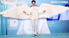 劉以豪霸氣展翅與粉絲浪漫互動。（記者邱榮吉/攝影）