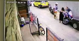 重機,移車,停車,車主,阮橋本,工人,工程帽（圖／翻攝自鋼鐵爸臉書）