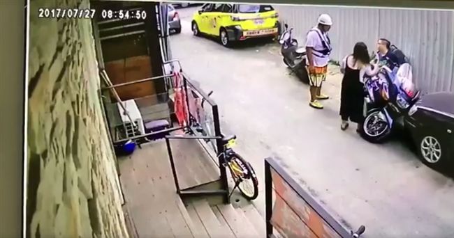 男亂移重機被壓　妻搬救兵竟找來車主