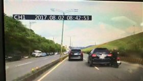 休旅車擦撞一旁機車。（圖／翻攝畫面）