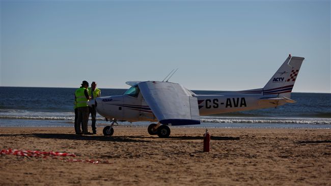 海灘上做日光浴　2人突遭飛機撞死