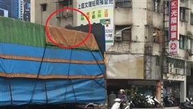 網友標示出，其實前面是有人在開車，只是拍攝角度被擋住。（圖／翻攝畫面）