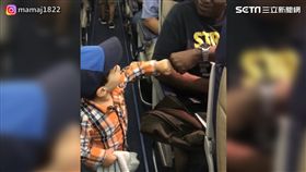 2歲男童登機興奮擊拳。