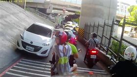 台北市1名男網友騎車行經通河西路一段時，由於堤防道路十分狹窄，早上7到9點禁止雙向通行，未料竟有1台白色馬自達轎車迎面而來，還直接開上斜坡閃車（翻攝自《爆料公社》）