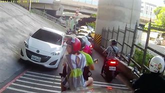 尖峰時間車道塞爆　他開斜坡閃車硬過