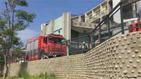 國立聯合大學光電工程學系實驗室3日上午傳出燒焦味，並有冒煙情形，苗栗縣消防局動員大批人力到場卻始終找不到火煙，經校方自行檢查是延長線外皮破裂短路造成虛驚。（圖／中央社）