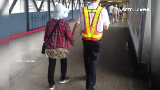 憂視障嬷搭不到肩　站務員牽她出車站