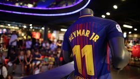 ▲巴塞隆納街頭體育用品店內馬爾的球衣開始拍賣。（圖／美聯社／達志影像）