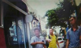 李姓公車司機（右）載客途中不滿乘客談話音量，將車輛停在路旁說「你們不講話我才開車」，也不讓乘客下車，警方獲報到場處理。因乘客提告妨害自由，警方詢
問後將李男依法送辦。（翻攝照片）
中央社記者蘇木春傳真　106年8月3日