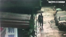 林男下班回家時，瞥見黃女酒醉路倒騎樓前，他原先好意上前攙扶，卻眼尖發現對方皮包內有薪資袋，一時心生歹念竊走38000元，警方獲報後循線追查，一舉將林男逮捕到案（翻攝畫面）