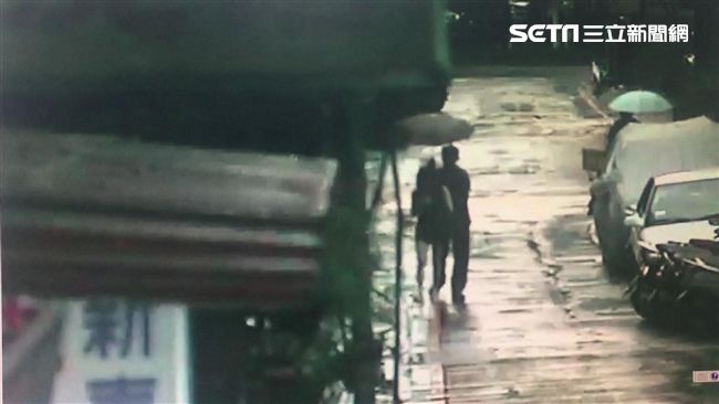 嫩妹醉倒路旁　假暖男撐傘竊薪資袋