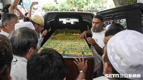 劉文雄葬禮，移靈至回教公墓 圖／記者林敬旻攝
