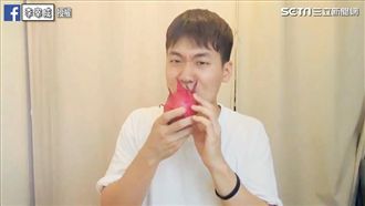 歐爸咬下火龍果　網友大喊：不是這樣