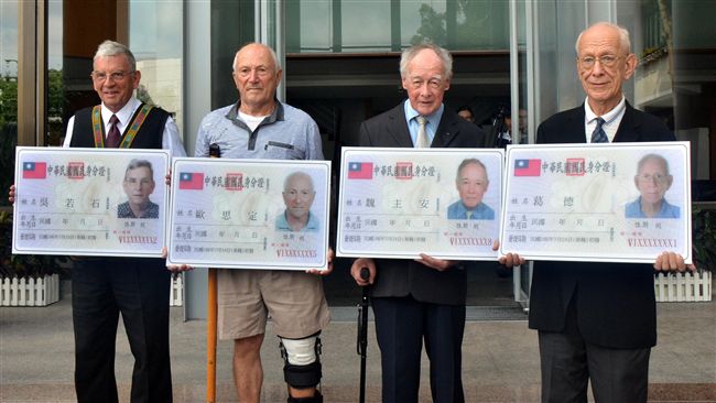 4瑞士神父、修士入籍　成正港台灣人