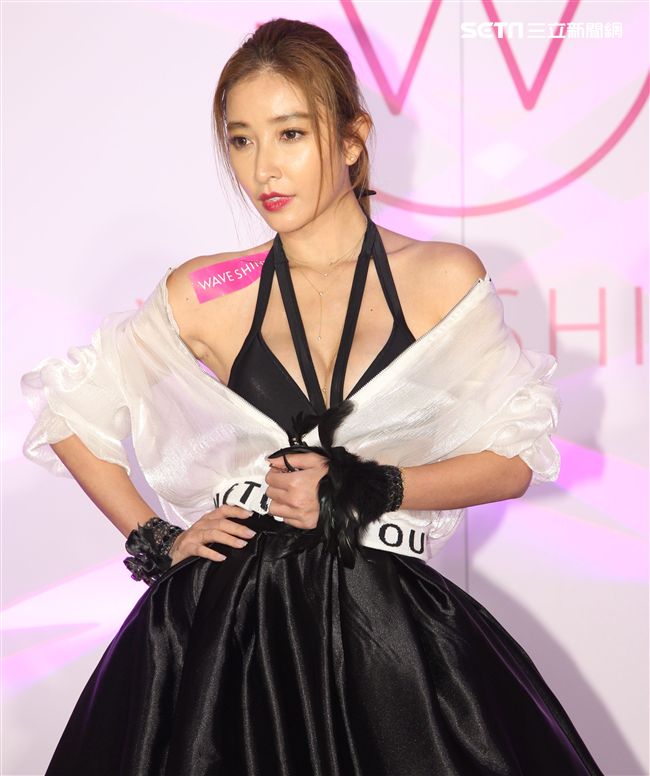 許維恩性感比基尼美波來勢胸胸，罩杯升級好EASY。（記者邱榮吉/攝影）