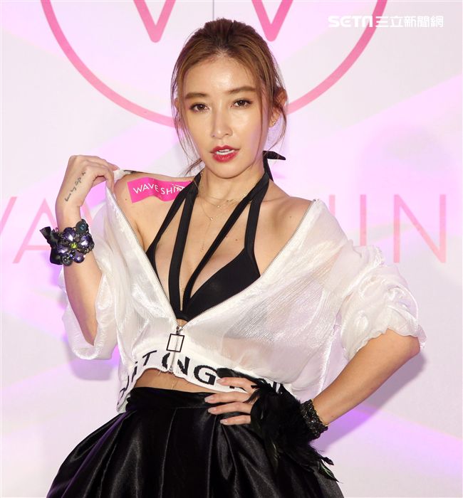許維恩性感比基尼美波來勢胸胸，罩杯升級好EASY。（記者邱榮吉/攝影）