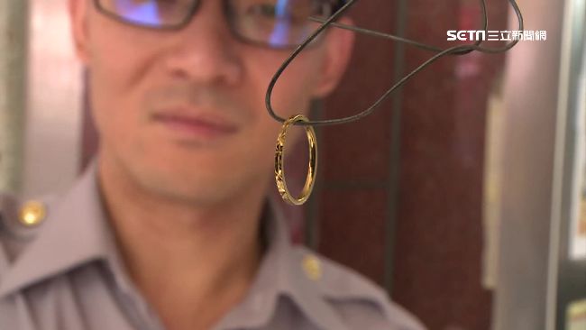 鐵絲立大功！員警救回婦人「定情物」