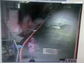 陳女裹著浴巾驚慌奔逃。（圖／翻攝畫面）