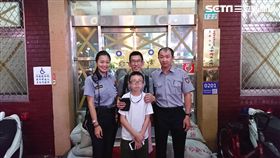 有「萬華全智賢」之稱的女警連盈智，協助8歲的翟姓男童聯繫上父親，並請對方親自前來接回小孩（翻攝畫面）