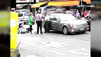 小擦撞大火氣！騎士安全帽狠砸老翁車