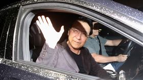 趙少康離開北檢
台灣台北地方法院檢察署偵辦「三中案」之一的中廣案，3日約談中國廣播股份有限公司董事長趙少康（前）
等人釐清相關案情。趙少康晚間結束複訊，在律師陪同下搭車離開北檢，並揮手向窗外媒體記者致意。
中央社記者吳翊寧攝　106年8月3日